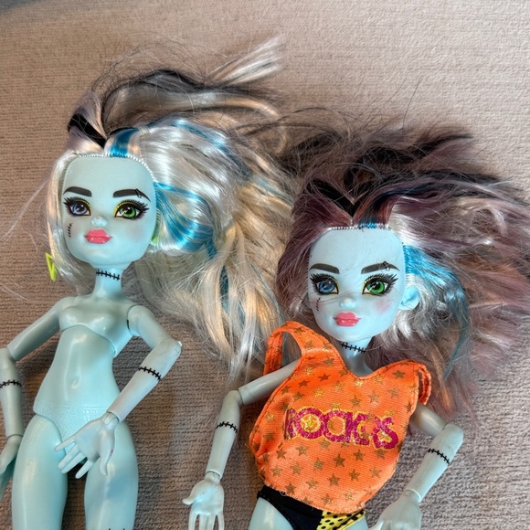 Monster High Dolls with Blue Skin and Multicolored Hair - Picture 2 of 8